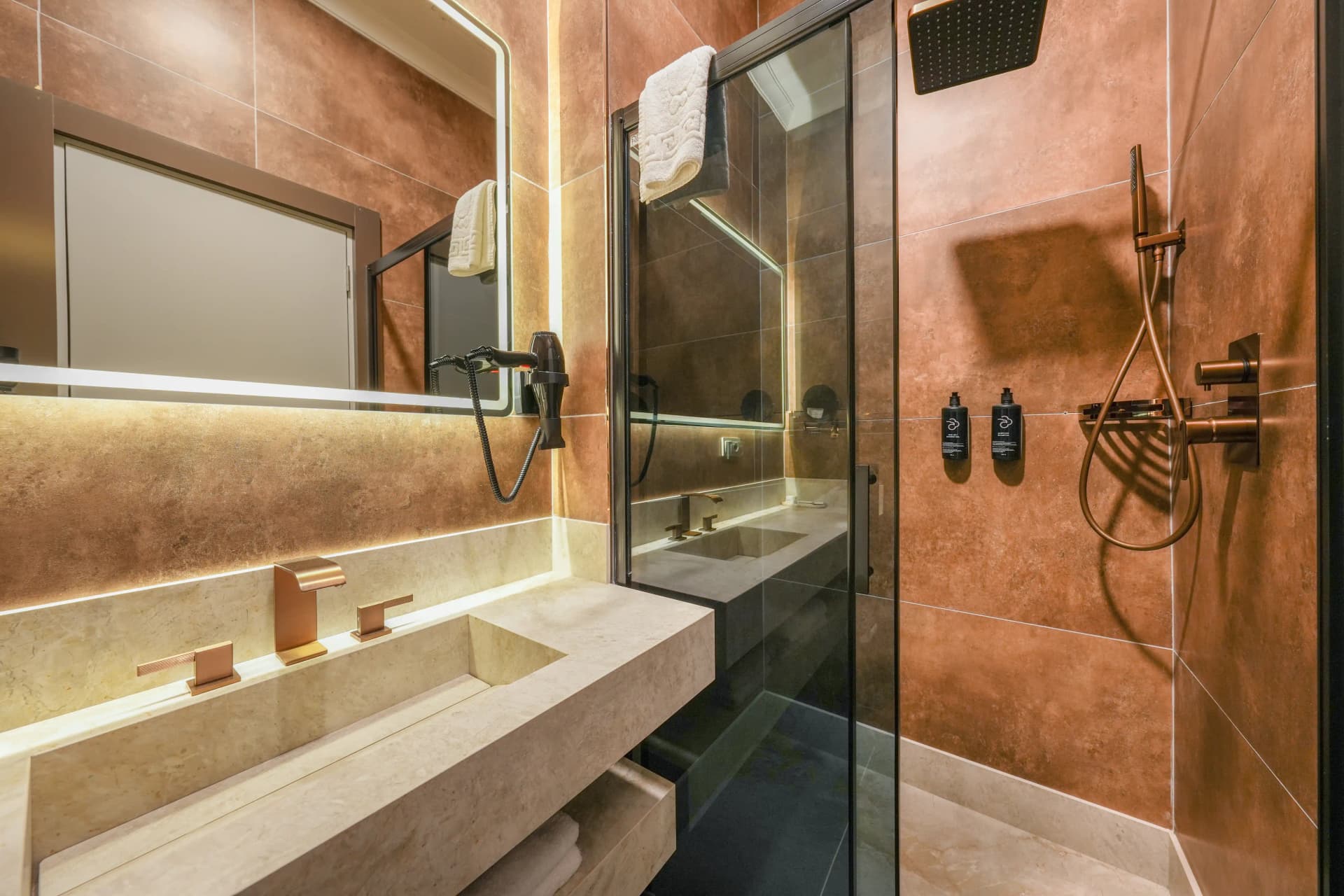 Modern duşlu özel banyo