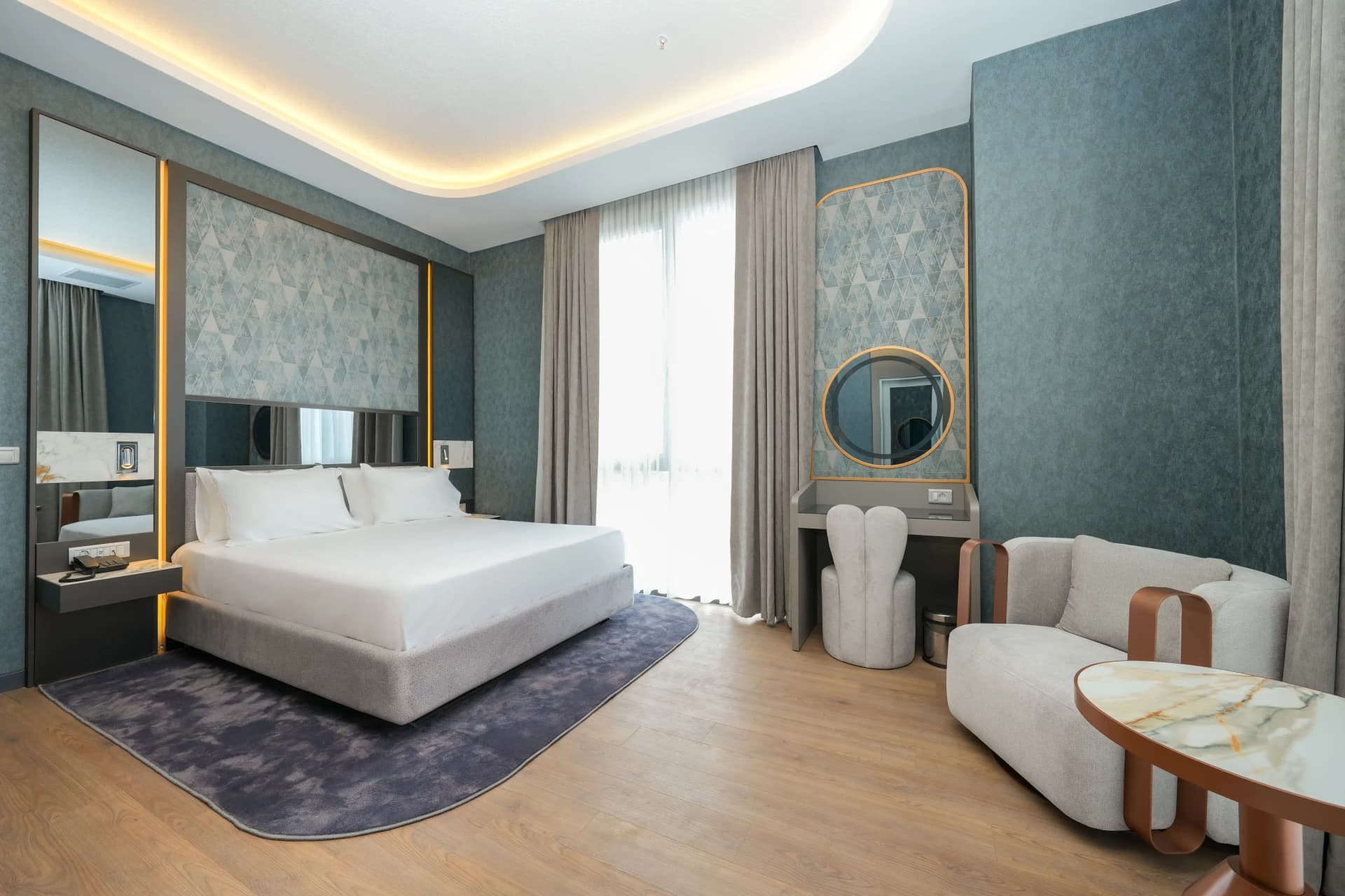 Deluxe oda çift kişilik yatak ve yaşam alanı