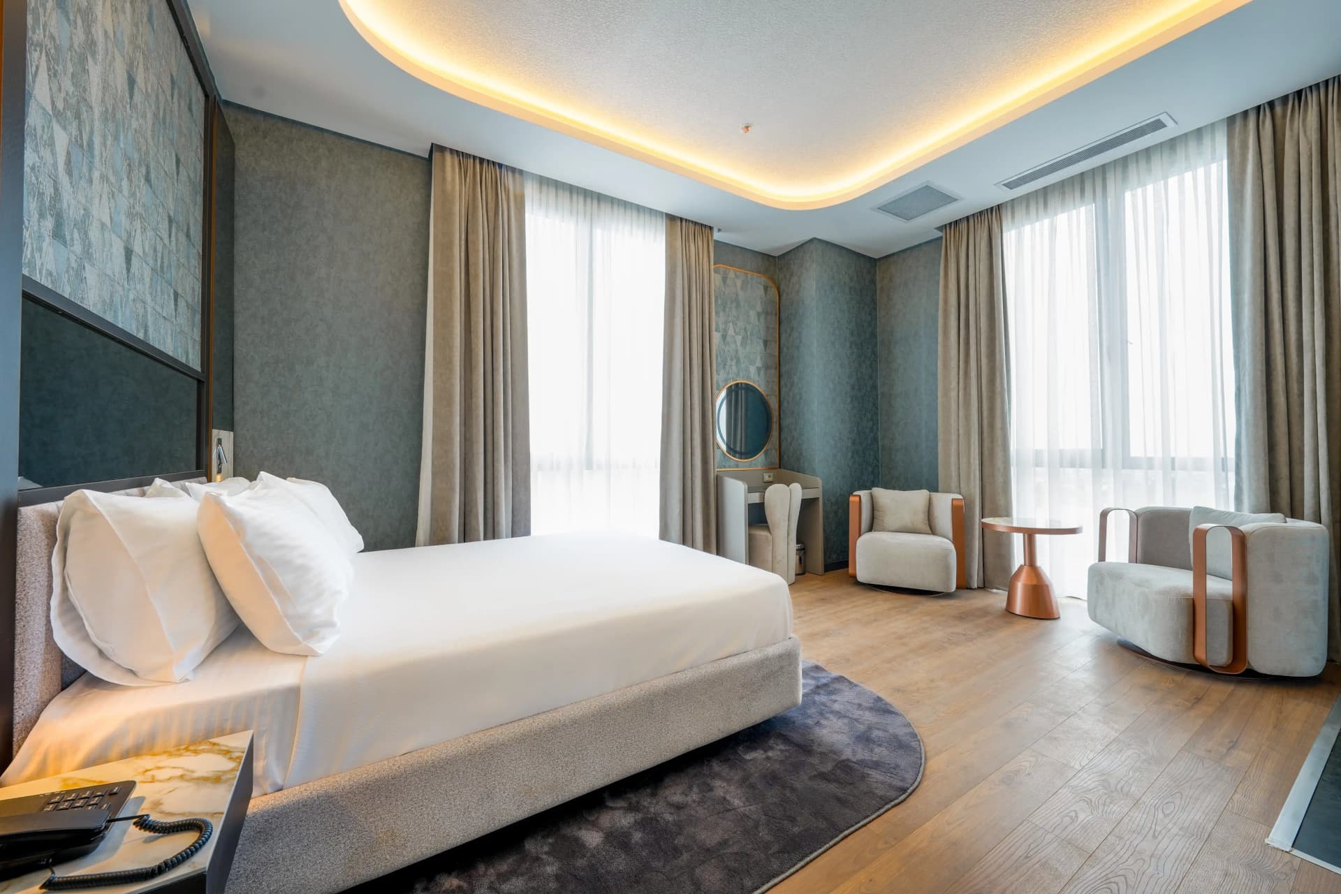 Deluxe oda geniş yatak ve oturma alanı
