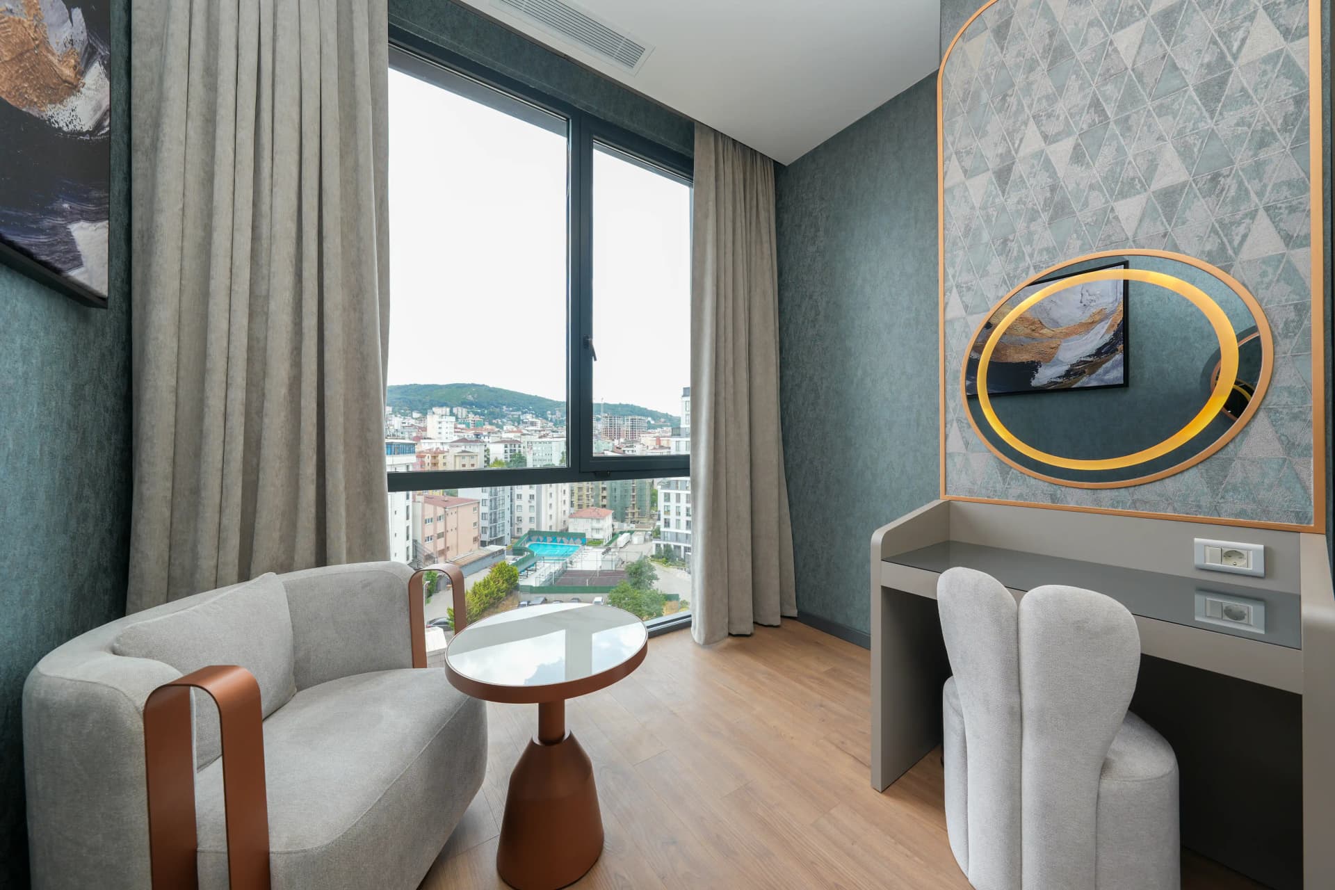 Standart oda manzaralı oturma ve çalışma alanı