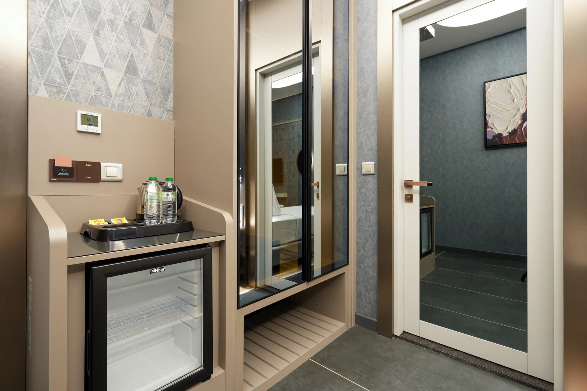 Twin oda minibar ve ikram alanı