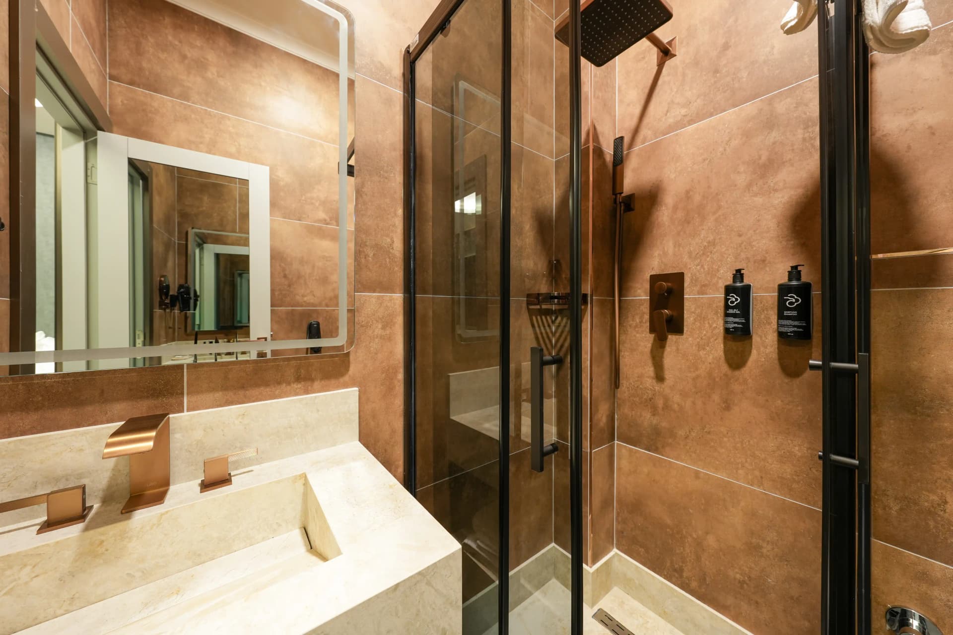 Twin oda duşlu özel banyo alanı